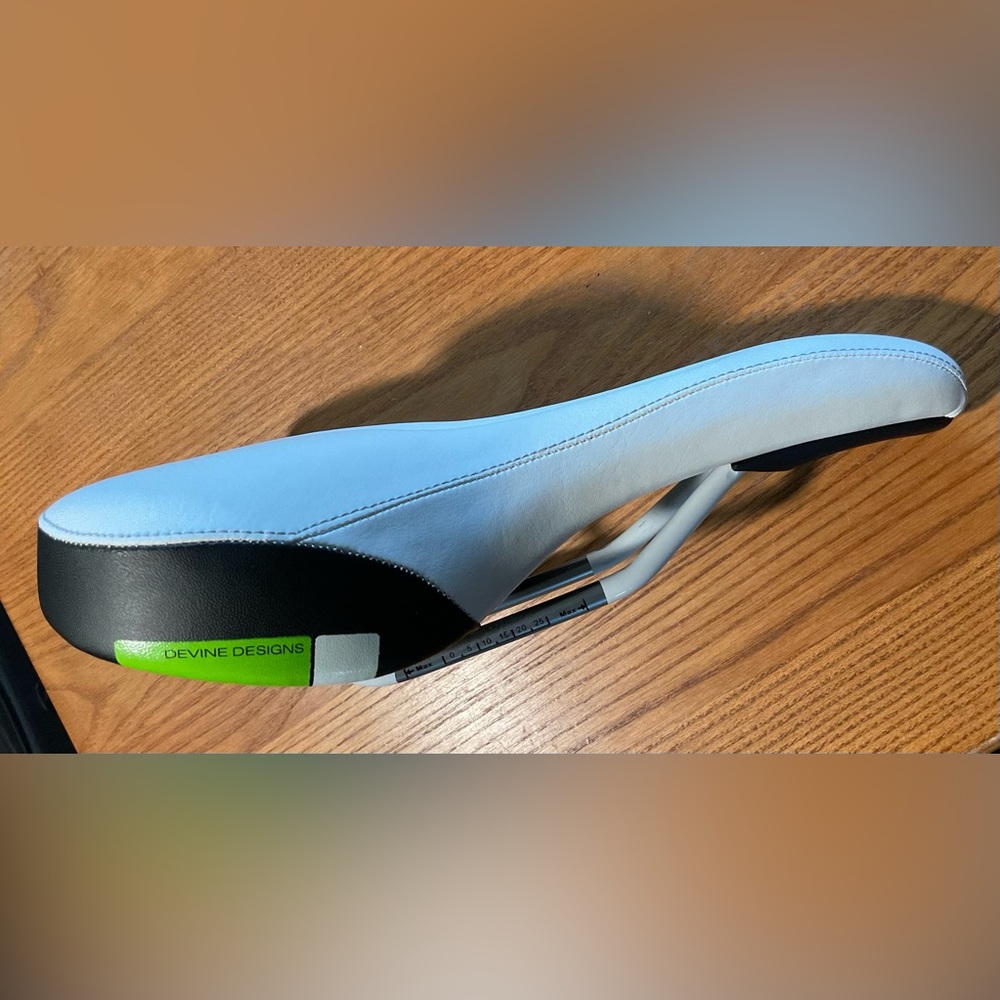 DEVINE DESIGNS White & Black BICYCLE BIKE SEAT  10 1/2” x 7” NEW!